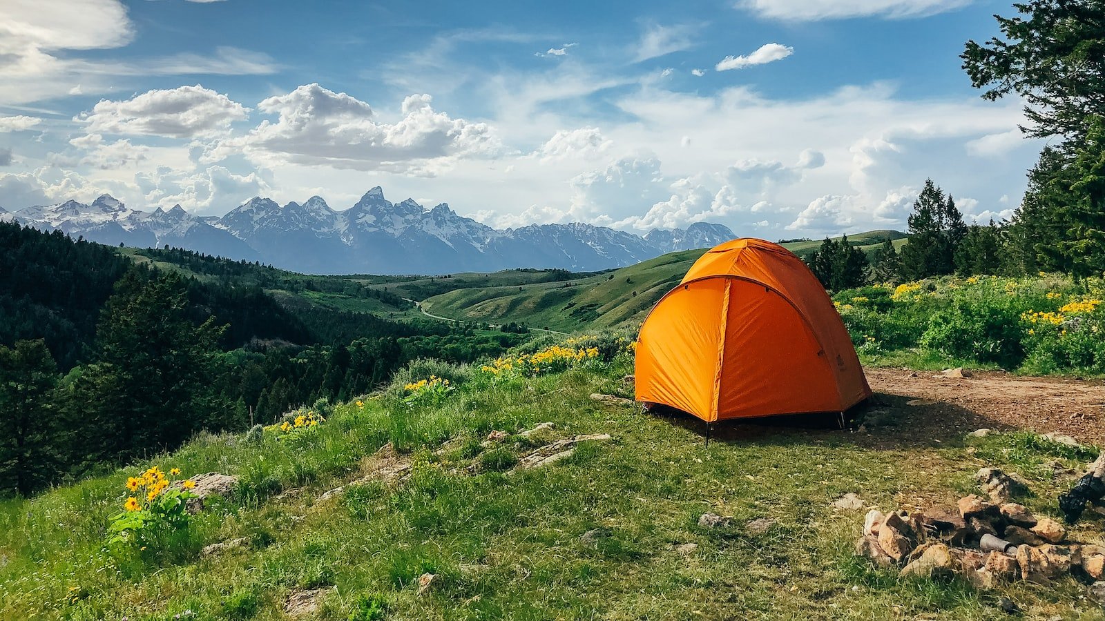 2. ⁣Pack Wisely: ‌Essential Gear and Equipment for a Comfortable ‌Camping Experience